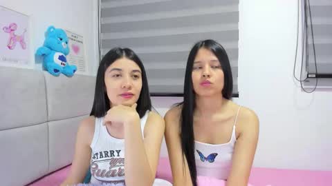 Snapshot of roseandmiah chatting on 10/17/25, 06:16 Rose y Miah online show from 10/17/25, 06:16