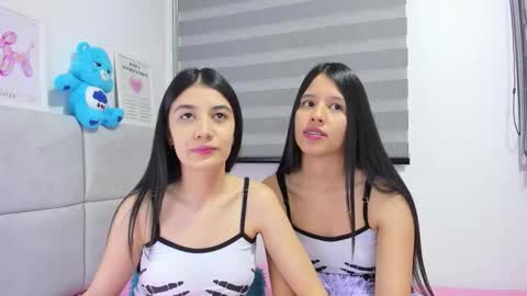 Snapshot of roseandmiah chatting on 10/19/25, 04:35 Rose y Miah online show from 10/19/25, 04:35