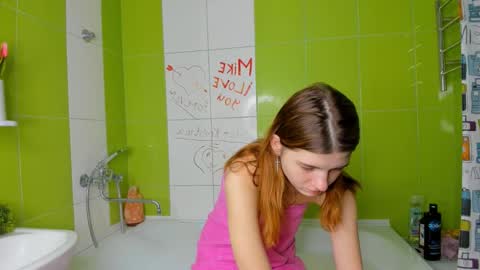 Snapshot of roseblanche2k chatting on 03/06/25, 10:47 Florin online show from 03/06/25, 10:47