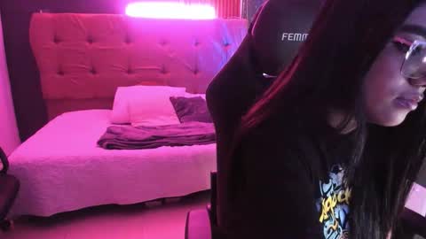 Snapshot of roseliin chatting on 11/14/25, 12:04 roseliin online show from 11/14/25, 12:04