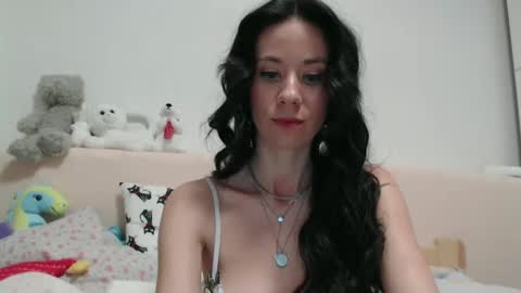 Snapshot of roselynsun chatting on 01/18/25, 11:33 Rose online show from 01/18/25, 11:33