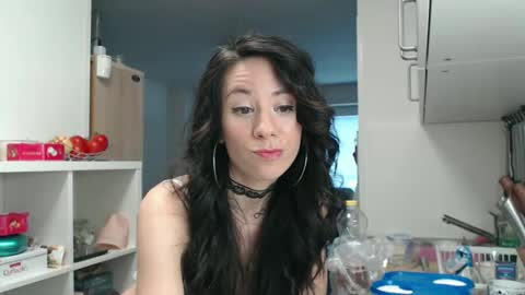 Snapshot of roselynsun chatting on 02/14/25, 01:08 Rose online show from 02/14/25, 01:08