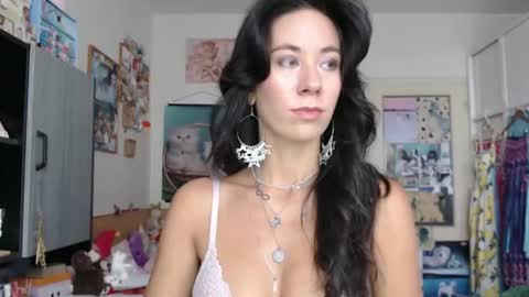 Snapshot of roselynsun chatting on 09/25/25, 10:52 Rose online show from 09/25/25, 10:52