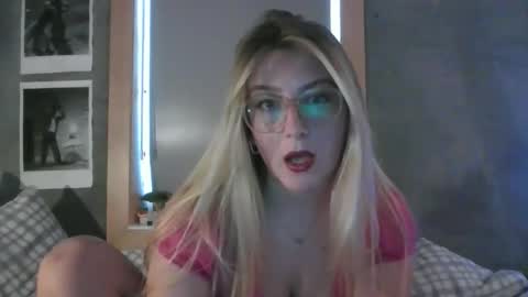 Snapshot of rosiealone chatting on 12/03/25, 01:53 Rosie online show from 12/03/25, 01:53