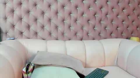 Snapshot of rosieleex_ chatting on 11/17/25, 12:22 Rosie online show from 11/17/25, 12:22