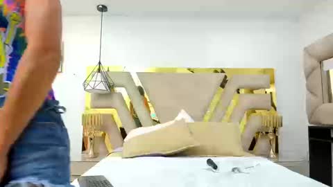 Snapshot of rossee_naia chatting on 09/25/25, 02:10 Beauty Naia online show from 09/25/25, 02:10