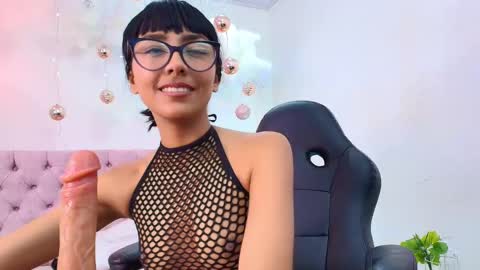 Snapshot of roulyy chatting on 12/17/24, 10:43 JESSY ROULY online show from 12/17/24, 10:43