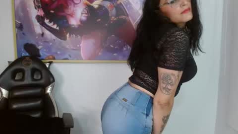 Snapshot of roxanne_vale chatting on 10/27/25, 08:02 Roxanne online show from 10/27/25, 08:02