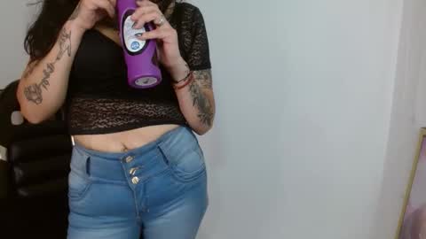 Snapshot of roxanne_vale chatting on 10/28/25, 08:22 Roxanne online show from 10/28/25, 08:22