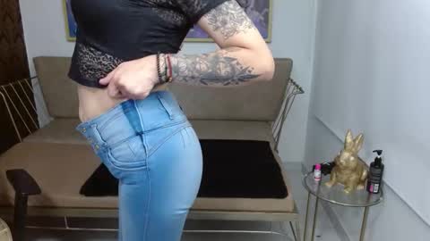 Snapshot of roxanne_vale chatting on 11/04/25, 08:08 Roxanne online show from 11/04/25, 08:08