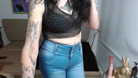 Snapshot of roxanne_vale chatting on 11/29/25, 01:36 Roxanne online show from 11/29/25, 01:36