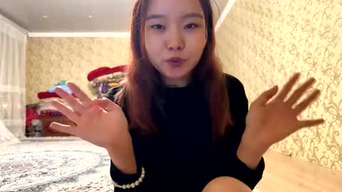 Snapshot of roxiesumas chatting on 11/22/25, 07:46 Emma online show from 11/22/25, 07:46