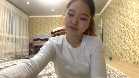 Snapshot of roxiesumas chatting on 11/24/25, 07:46 Emma online show from 11/24/25, 07:46