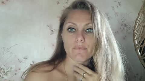 Snapshot of roxyfox18x01 chatting on 10/06/25, 06:33 roxyfox18x01 online show from 10/06/25, 06:33