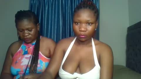 Snapshot of royal_goddes chatting on 10/17/25, 09:28 goddes online show from 10/17/25, 09:28