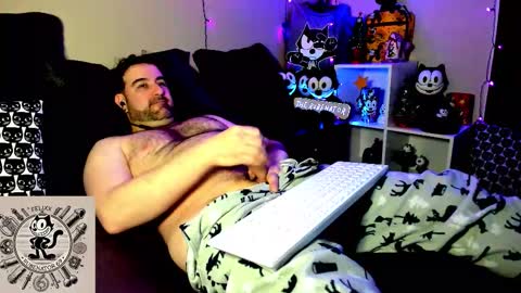 Snapshot of rubenator69 chatting on 11/23/25, 03:23 Ruben online show from 11/23/25, 03:23