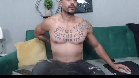 Snapshot of ryanvibe chatting on 11/12/25, 04:07 Ryan online show from 11/12/25, 04:07