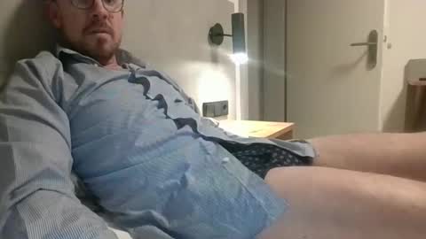 Snapshot of s_i_q chatting on 11/19/25, 04:18 s_i_q online show from 11/19/25, 04:18