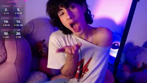 Snapshot of saanti_foxs chatting on 11/06/25, 12:44 Santi online show from 11/06/25, 12:44