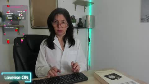 Snapshot of sabinadeluxe_cg chatting on 10/11/25, 01:42 sabinadeluxe_cg online show from 10/11/25, 01:42