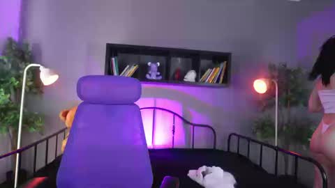 Snapshot of sabrina_bloom_ chatting on 09/25/25, 01:48 sabri online show from 09/25/25, 01:48