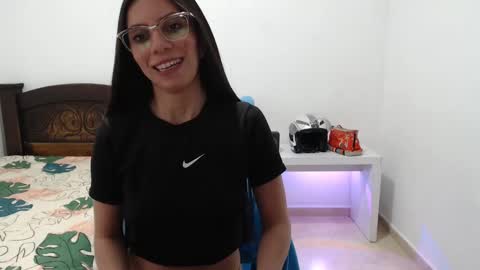 Snapshot of salome_sweet4_ chatting on 02/25/25, 01:17 salome online show from 02/25/25, 01:17