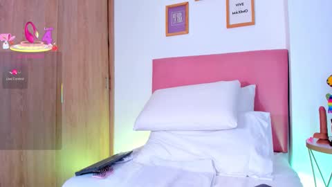 Snapshot of samanthaheinz chatting on 10/21/25, 08:31 V A N E S S A online show from 10/21/25, 08:31