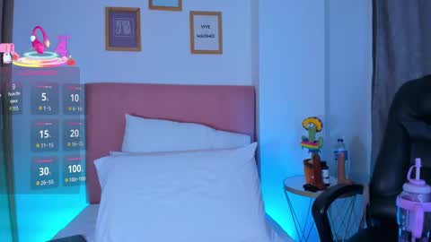 Snapshot of samanthaheinz chatting on 11/19/25, 03:39 V A N E S S A online show from 11/19/25, 03:39