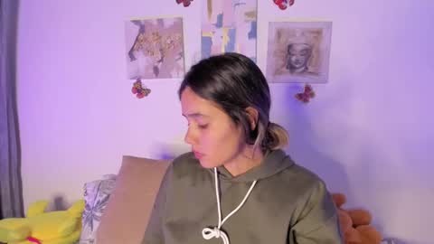 Snapshot of samara_jonnes_ chatting on 01/25/25, 04:13 Samara is my name a pleasure delighted that you are here leave your thumb up it is important to me online show from 01/25/25, 04:13