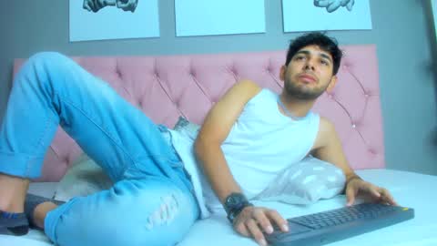 Snapshot of samir_bear chatting on 01/31/25, 12:07 Samir online show from 01/31/25, 12:07