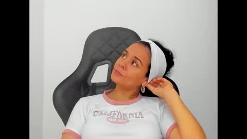 Snapshot of samm_hoti chatting on 11/19/25, 05:46 sam online show from 11/19/25, 05:46