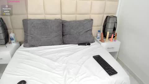 Snapshot of sammy_uwu1 chatting on 10/26/25, 02:01 Nice to meet you guys my name is Lina. online show from 10/26/25, 02:01