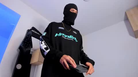 Snapshot of samuel_suarez chatting on 10/15/25, 04:45 online show from 10/15/25, 04:45