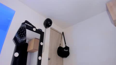 Snapshot of samuel_suarez chatting on 10/23/25, 05:29 online show from 10/23/25, 05:29