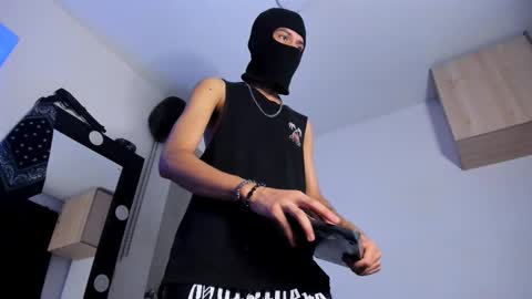 Snapshot of samuel_suarez chatting on 10/24/25, 06:54 online show from 10/24/25, 06:54