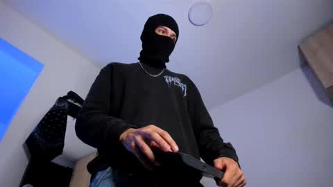 Snapshot of samuel_suarez chatting on 10/25/25, 08:22 online show from 10/25/25, 08:22