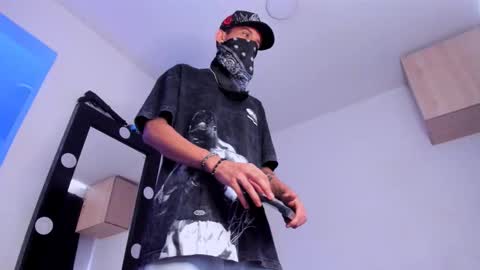 Snapshot of samuel_suarez chatting on 10/26/25, 12:33 online show from 10/26/25, 12:33