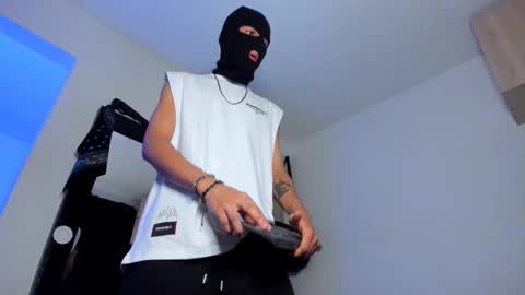 Snapshot of samuel_suarez chatting on 11/08/25, 02:12 online show from 11/08/25, 02:12