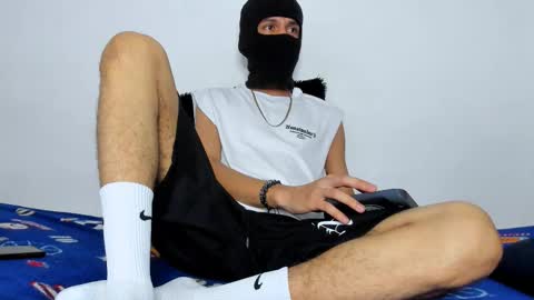 Snapshot of samuel_suarez chatting on 11/15/25, 02:20 online show from 11/15/25, 02:20