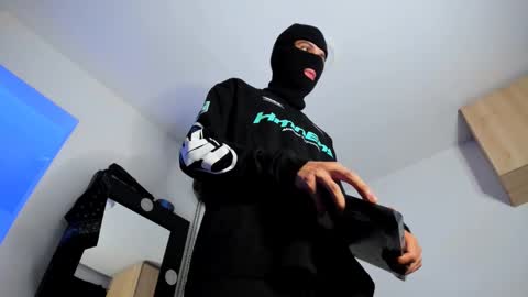 Snapshot of samuel_suarez chatting on 11/19/25, 07:41 online show from 11/19/25, 07:41