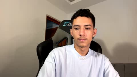 Snapshot of santi_twink19 chatting on 01/07/25, 03:44 santi_twink19 online show from 01/07/25, 03:44