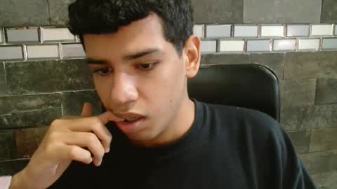 Snapshot of santiago_foxx chatting on 10/27/25, 04:55 santi online show from 10/27/25, 04:55