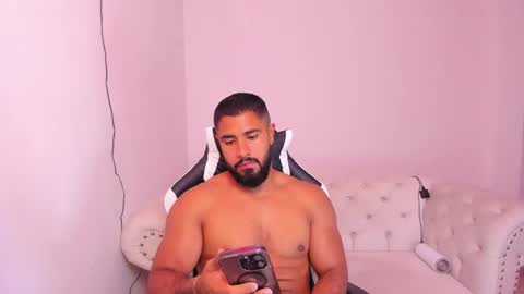 Snapshot of santiago_huntt chatting on 02/14/25, 11:42 santiago_huntt online show from 02/14/25, 11:42