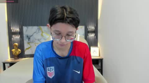 Snapshot of santiago_russo18 chatting on 10/19/25, 01:01 santiago_russo18 online show from 10/19/25, 01:01