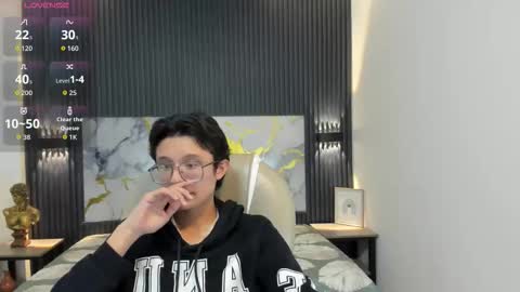 Snapshot of santiago_russo18 chatting on 11/19/25, 03:06 santiago_russo18 online show from 11/19/25, 03:06