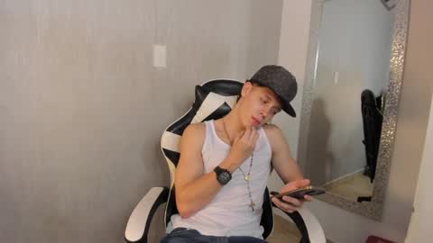 Julius Novachrono  online show from 10/25/25, 08:03