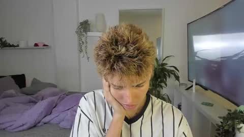 kitty online show from 10/28/25, 01:20