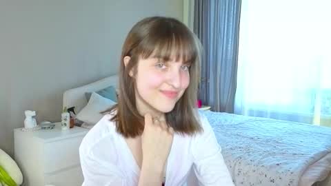 Snapshot of saphirree chatting on 09/29/25, 02:44 Anny online show from 09/29/25, 02:44