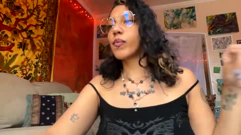 Snapshot of sapphire_honest chatting on 12/18/24, 07:30 sapphire online show from 12/18/24, 07:30