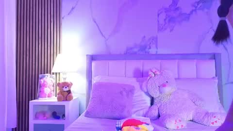 Snapshot of sara_collinss__ chatting on 11/09/25, 11:30 SARA online show from 11/09/25, 11:30